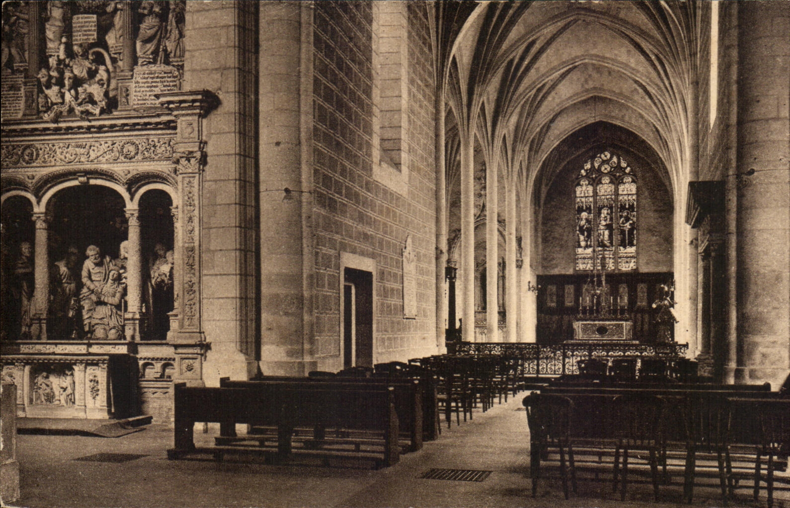 CPA La Chapelle De La Vierge Et Le Choeur De St Pierre De Solesmes Sarthe