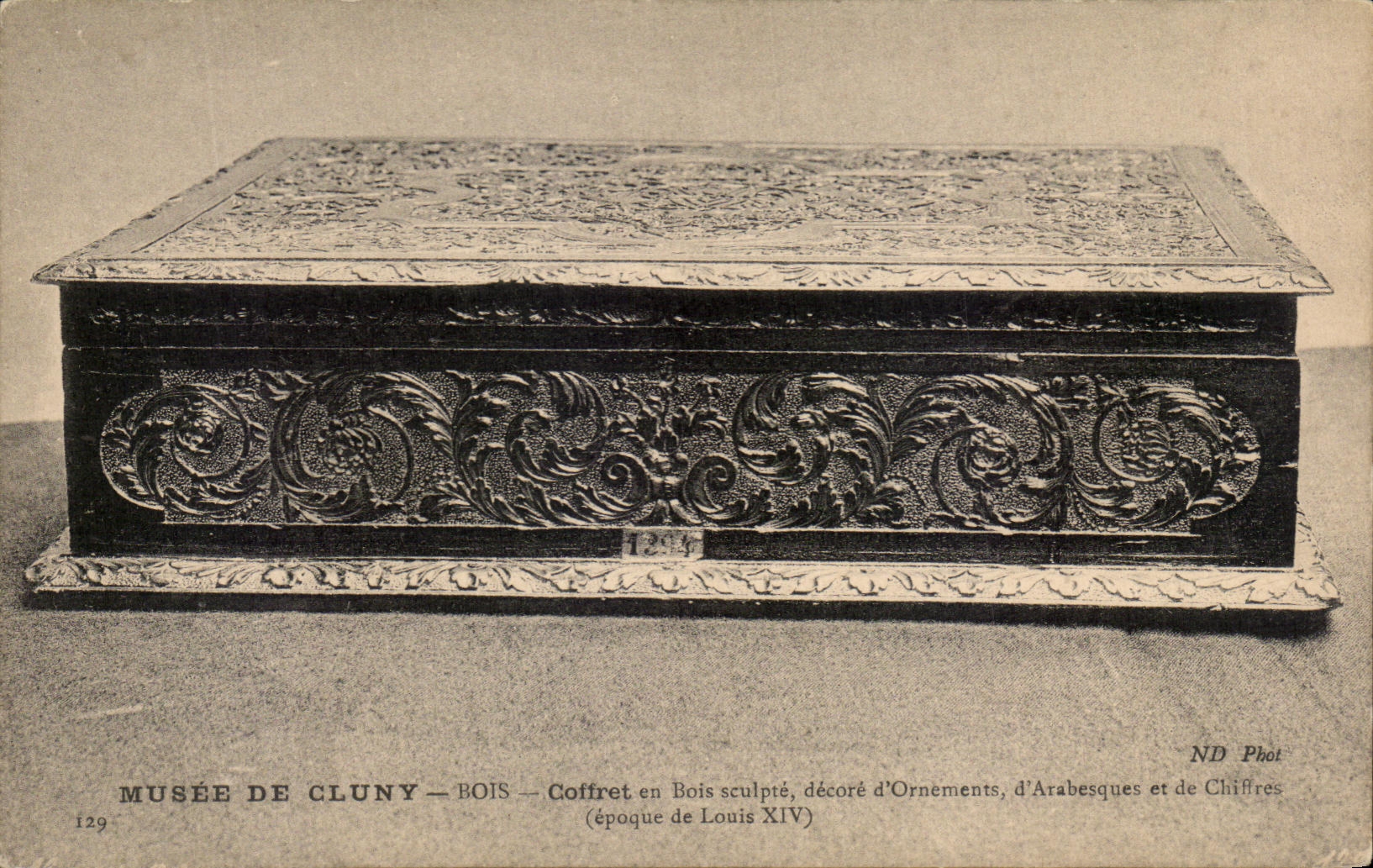 Musée de Cluny — Coffret en bois sculpté, époque Louis XIV