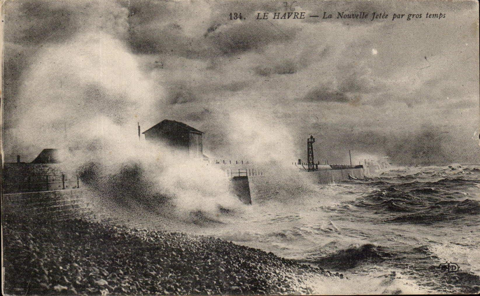 CPA Le Havre La Nouvelle Jetee par gros temps