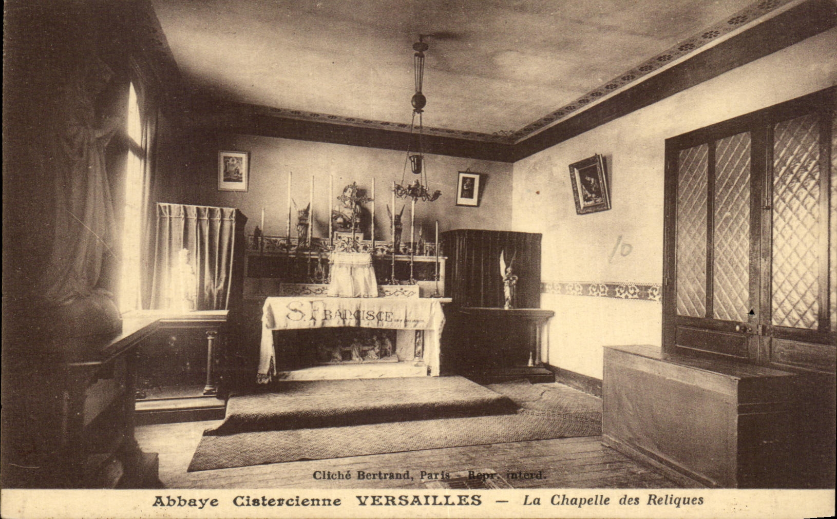 Abbaye Cistercienne VERSAILLES — La Chapelle des Reliques — Cliché Bertrand, Paris