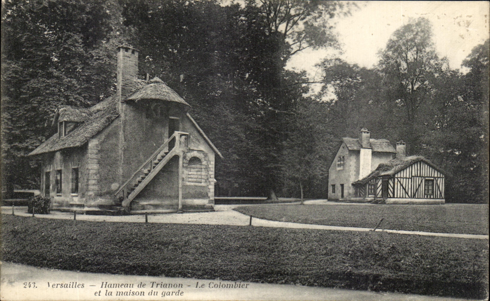CPA Versailles Hameau de Trianon Le Colombier et la Maison du Garde