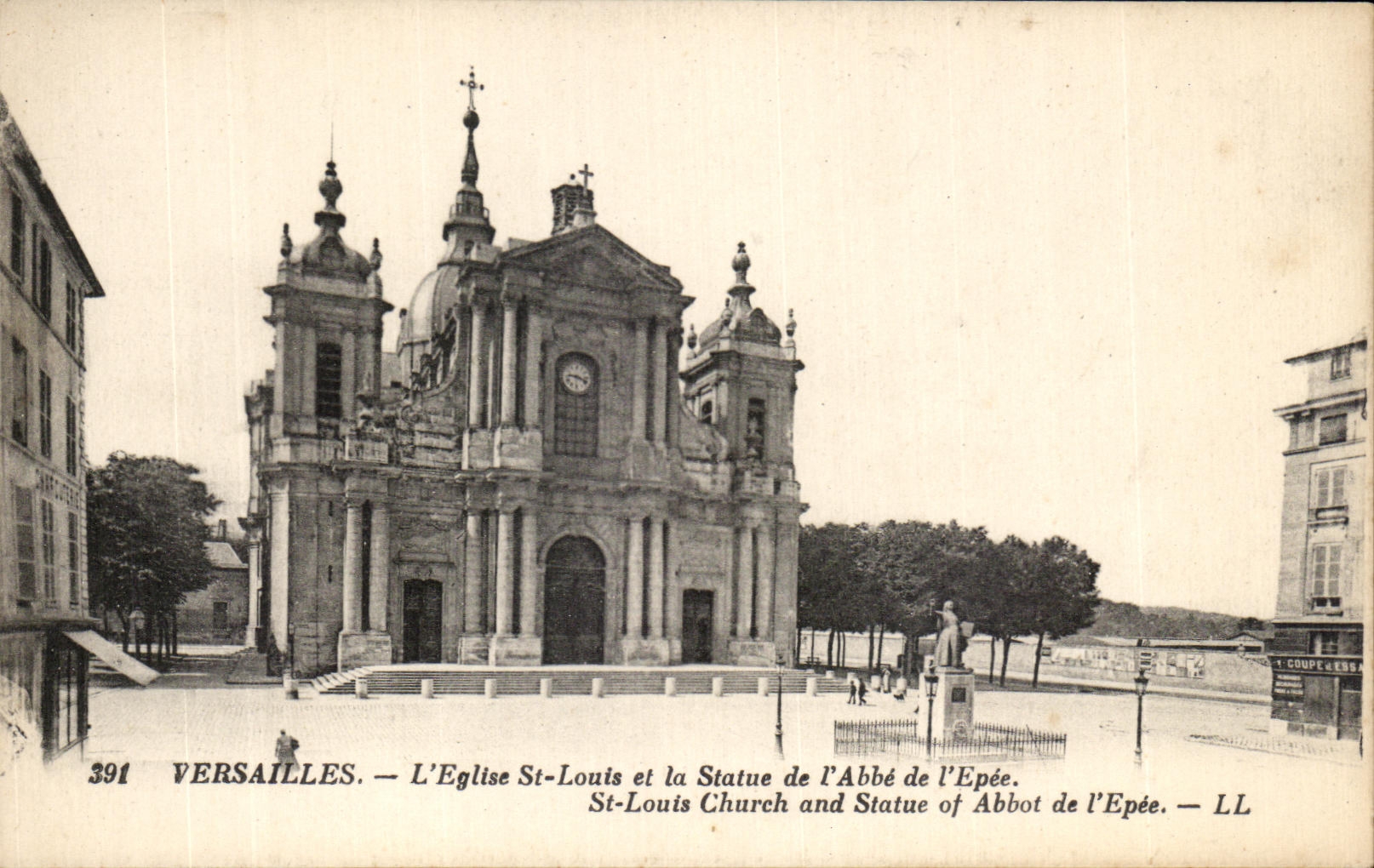 CPA Versailles L'Eglise St louis et la Statue de l'Abbe de l'Epee St louis 
