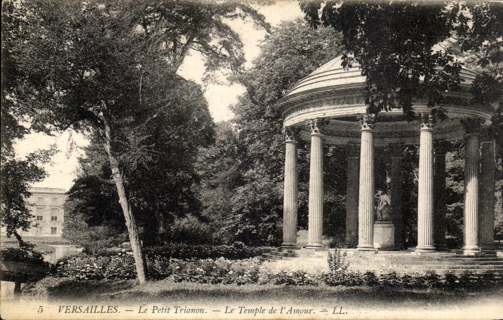 CPA Versailles Le Petit Trianon Le Temple de l'Amour