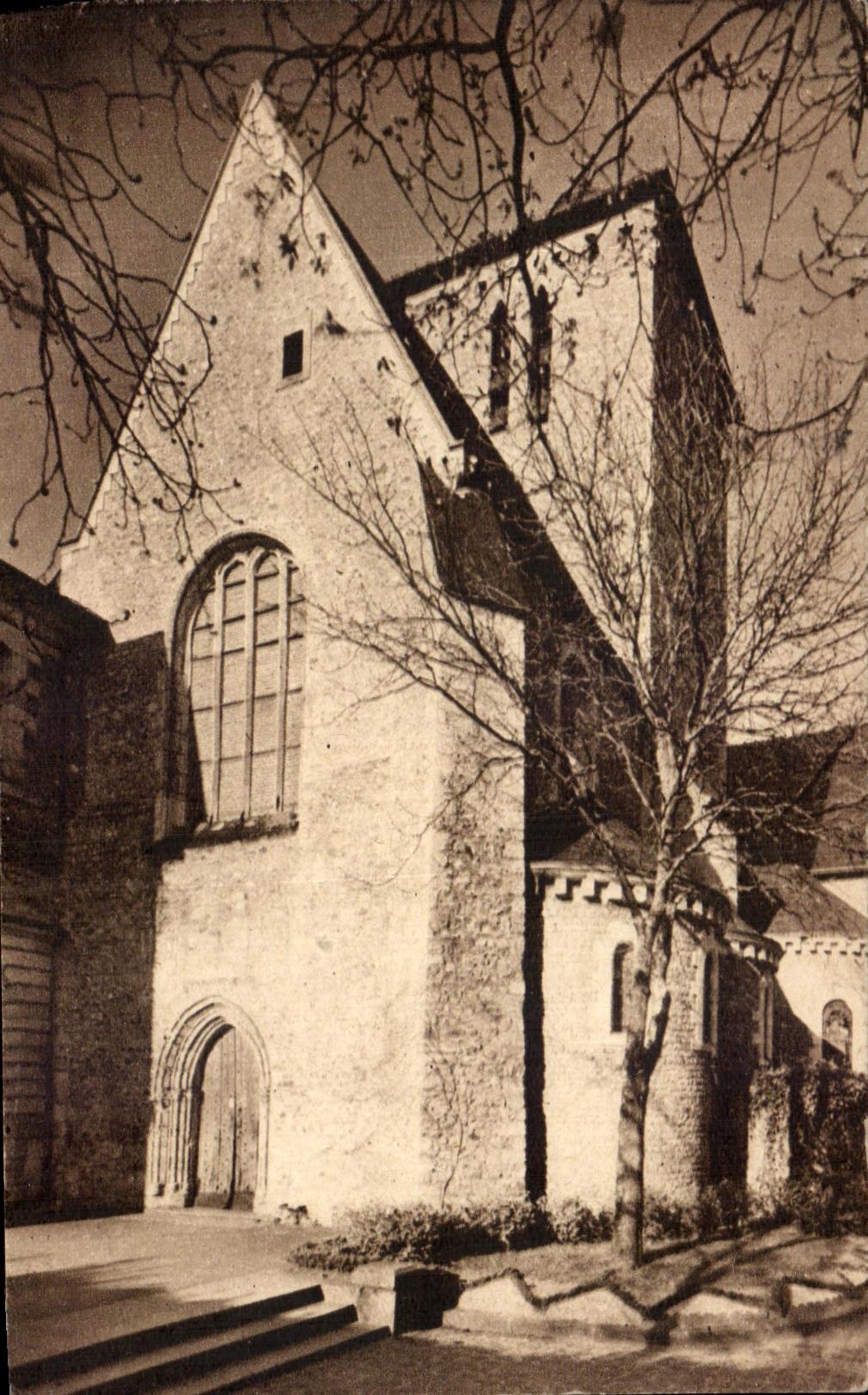 CPA Solesmes L'Entree de l'Eglise Abbatiable de Saint Pierre