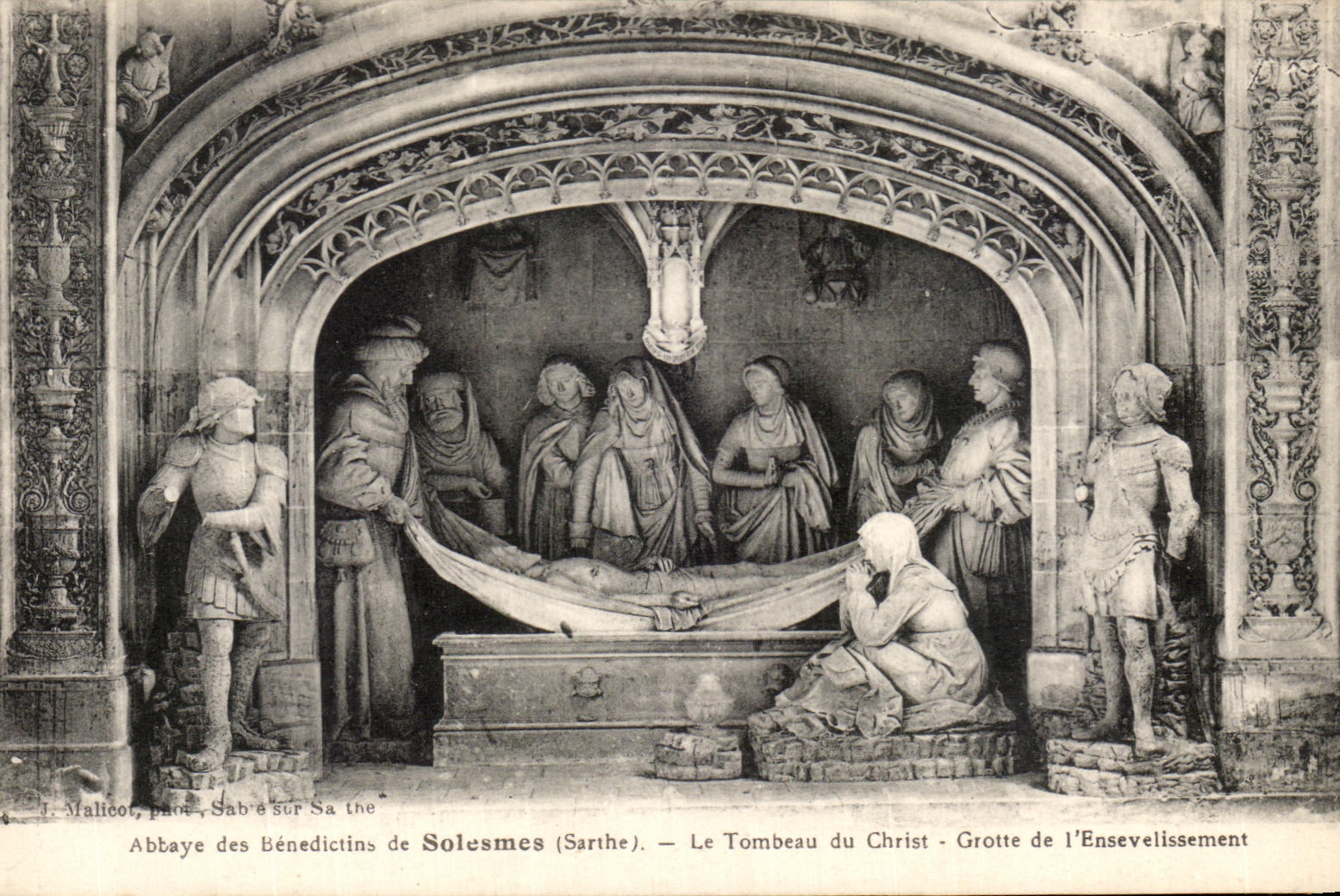 CPA Abbaye des Benedictins de Solesmes Le Tombeau du Christ Grotte de l'Ensevelissement