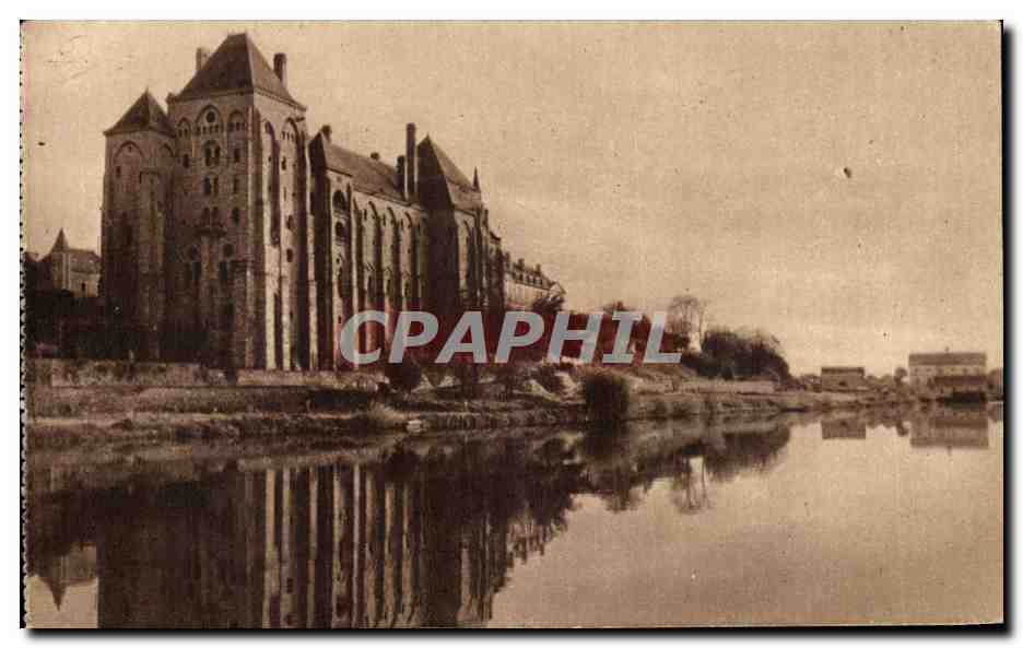CPA L'Abbaye de Solesmes Vue de la rive Droite de la Sarthe