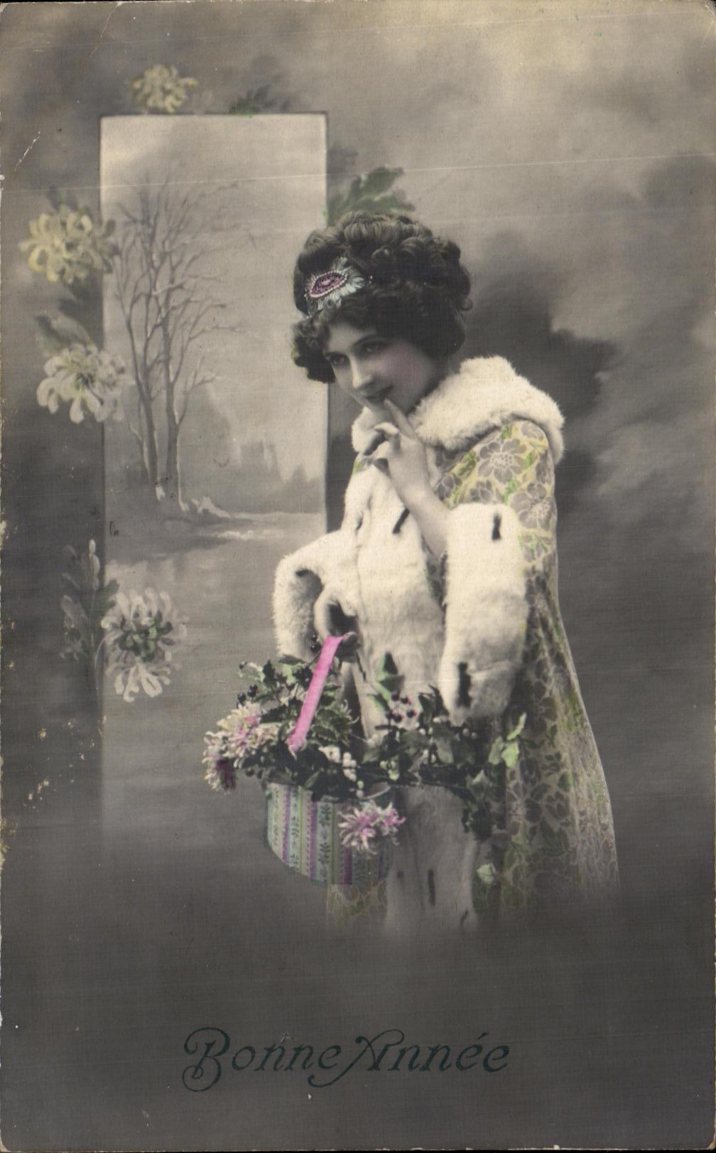 Femme en fourrure tenant un panier de fleurs — Bonne Année — éditeur non identifié