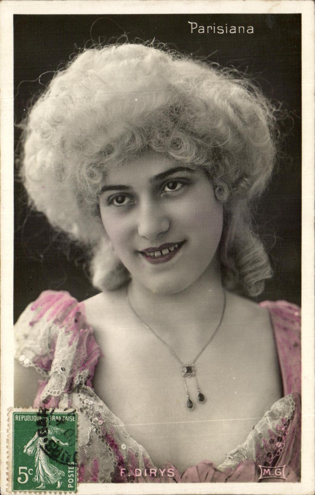 Parisiana — Portrait de femme en robe rose et collier — F. DIRYS, M.G.
