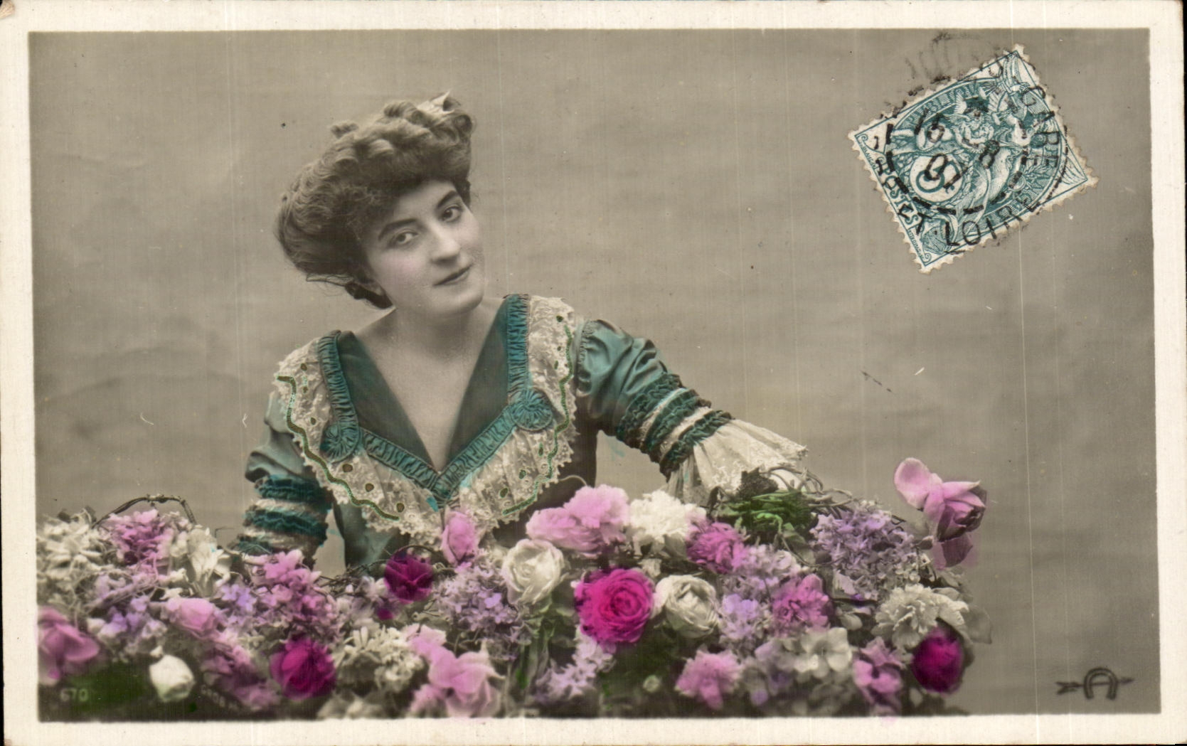 CPA Fantaisie Femme Fleurs 