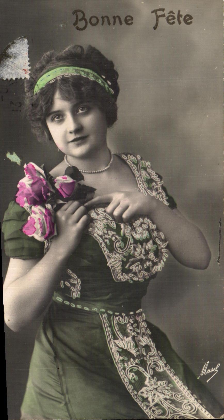 Jeune femme en robe verte — Bonne Fête — Maseb