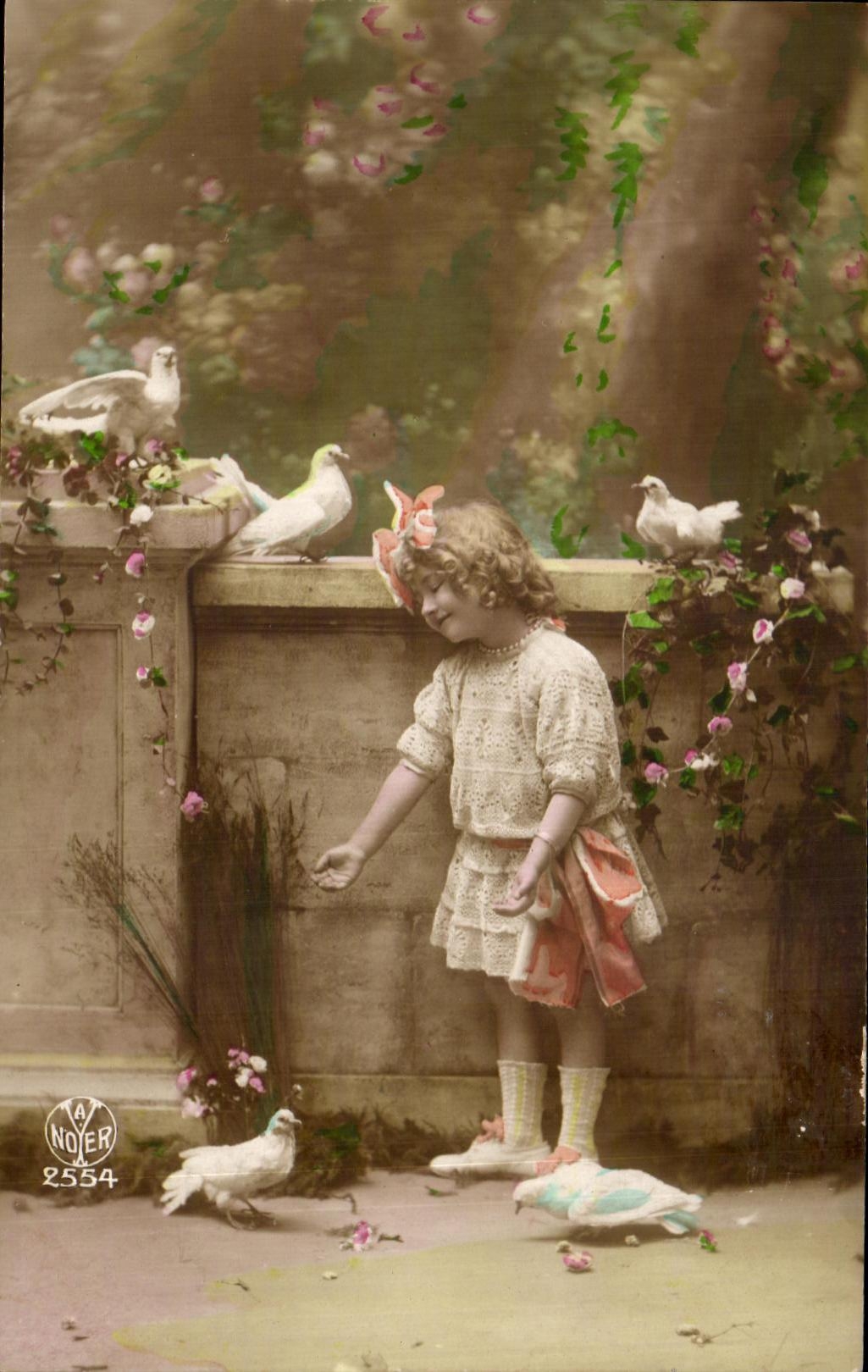 CPA Fantaisie Enfant et colombes 