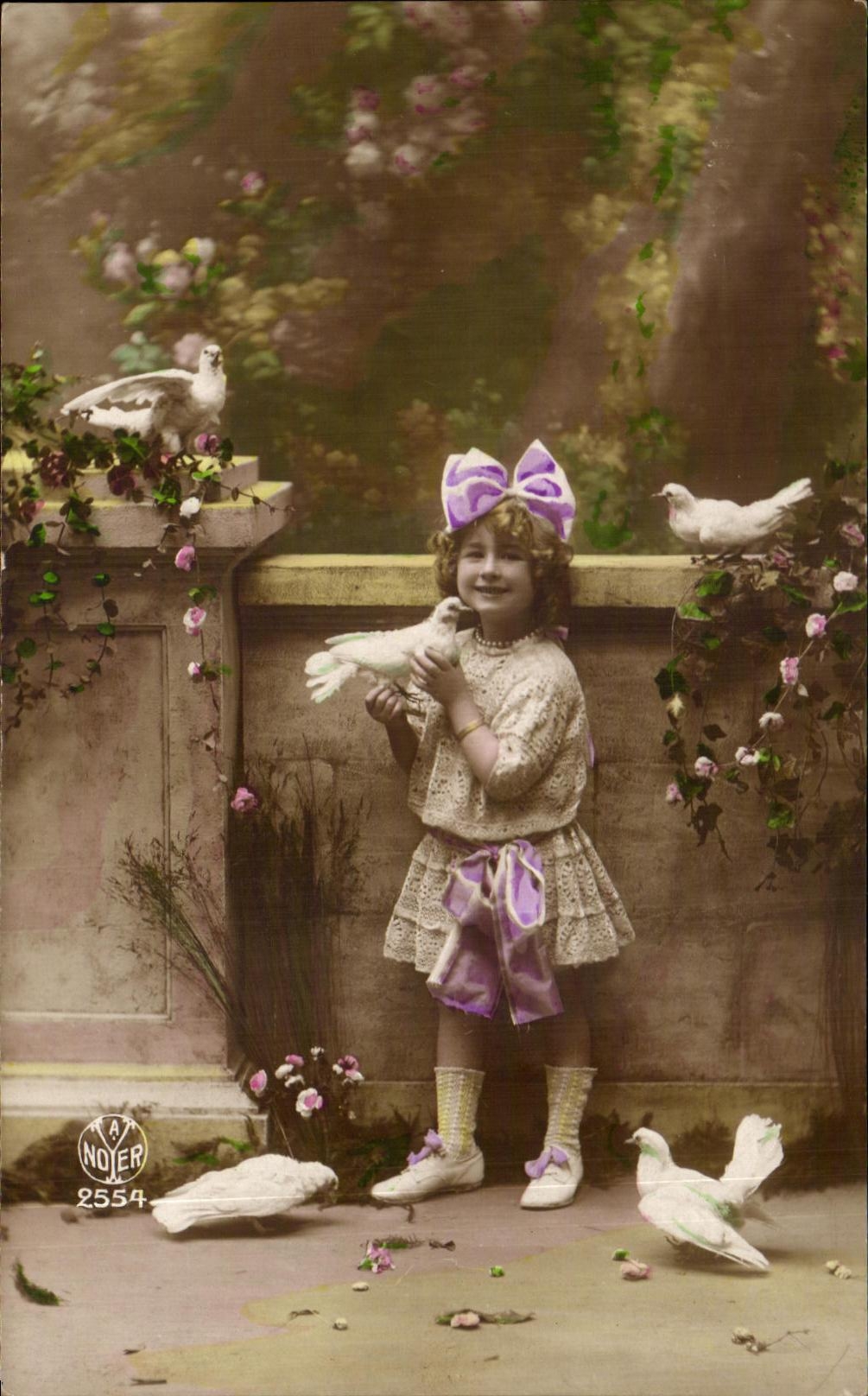 CPA Fantaisie Enfant et colombes 