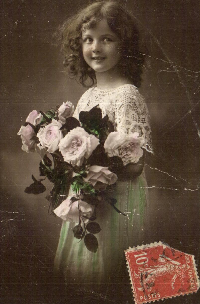 Fille tenant un bouquet de roses — photographie — éditeur non visible
