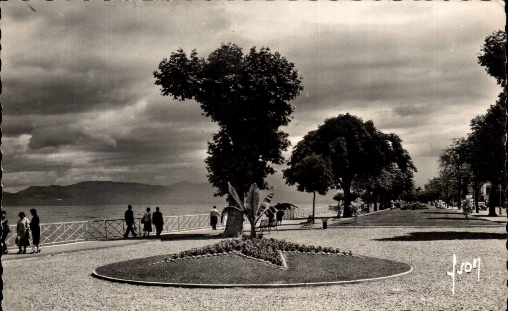 CPA Evian Les Bains Les Quais le Lac et la Rive 