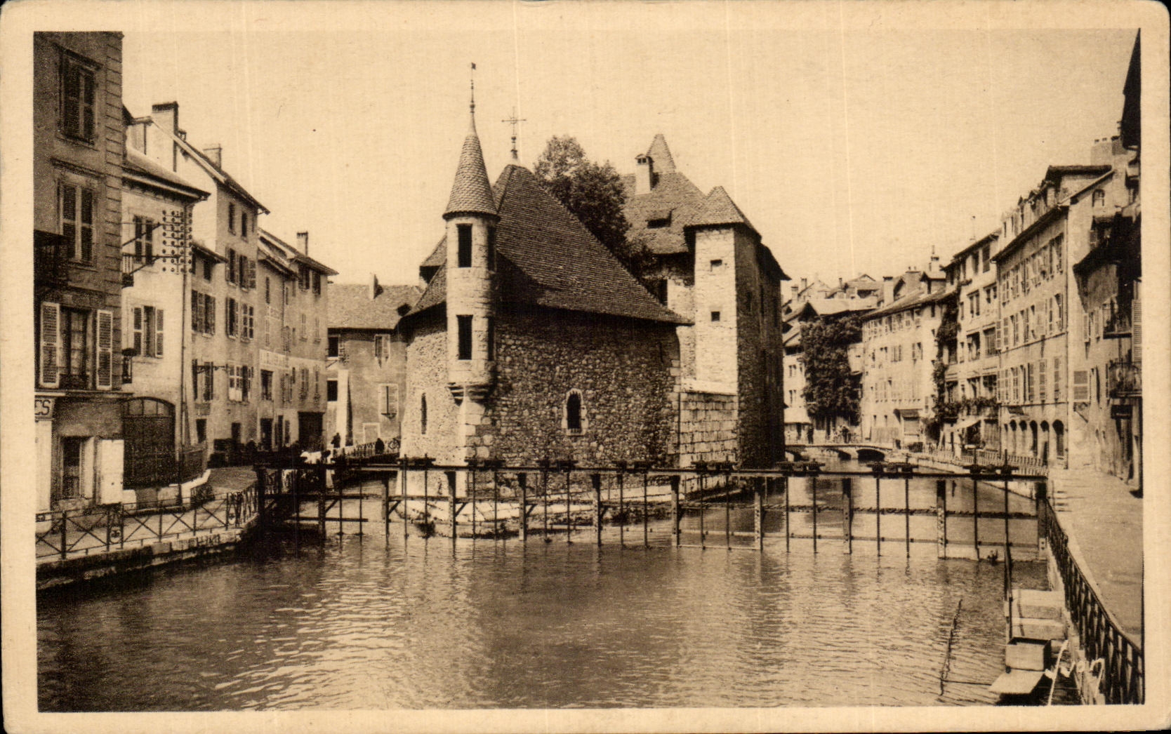 CPA Annecy Le Palais de l'Isle et le canal du Thiou