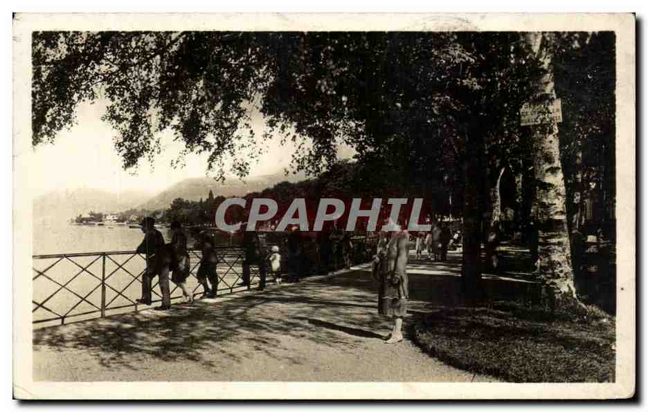CPA Evian Les Bains Les Bords du Leman et le Jardin Public