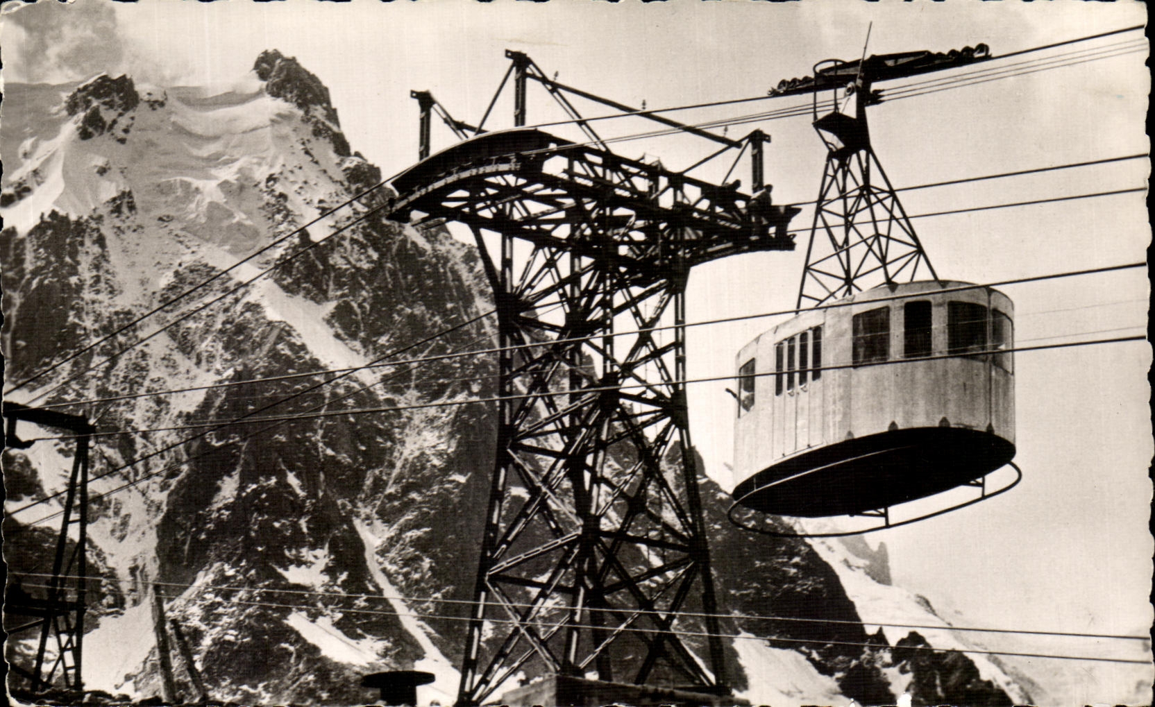 CPA Chamonix Teleferique de l'Aiguille du Midi Au fond l'Aiguille du Midi