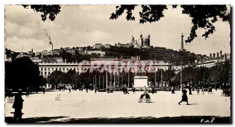 CPA Lyon Place Bellecour Et Colline De Fourviere