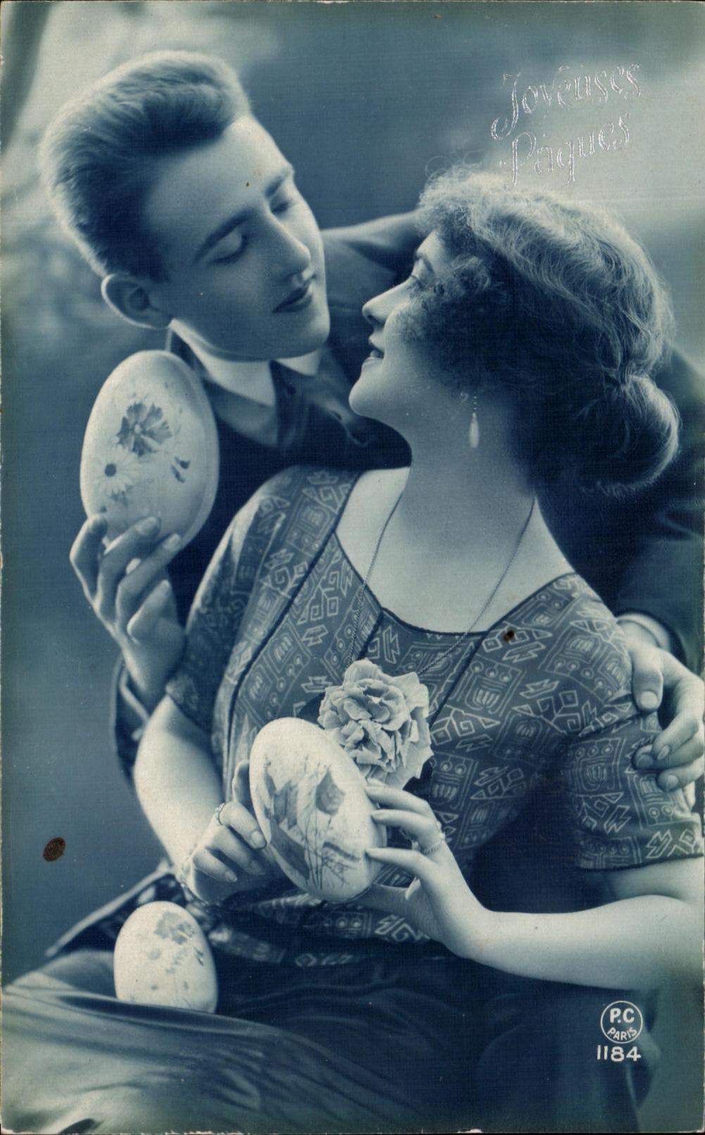 CPA Fantaisie Femme Paques oeufs 