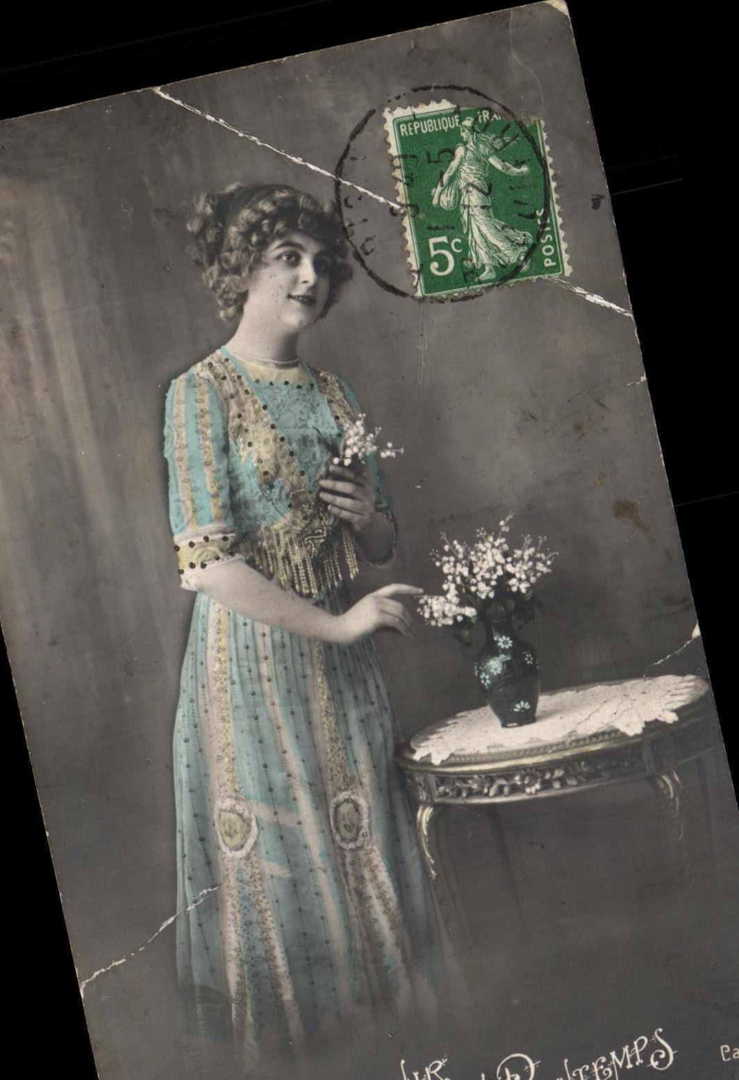 Jeune femme en robe bleue — avec bouquet — éditeur 'Poses & Temps'