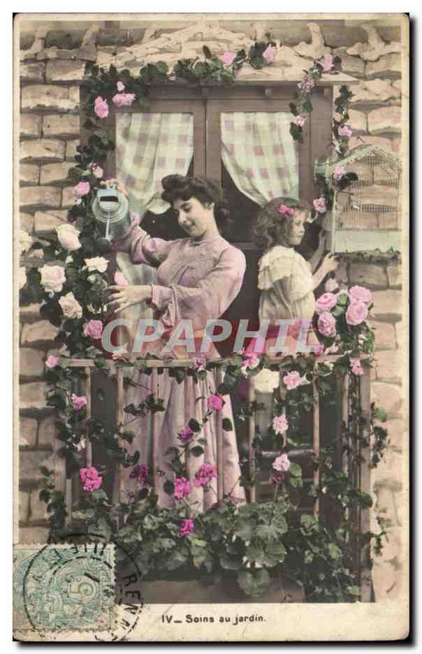 CPA Fantaisie Femme et enfant Soins au jardin 