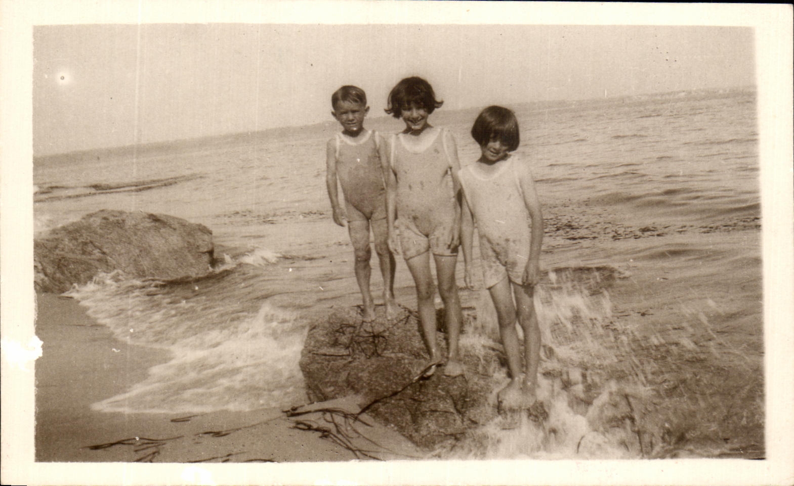 CARTE PHOTO enfants a la plage 