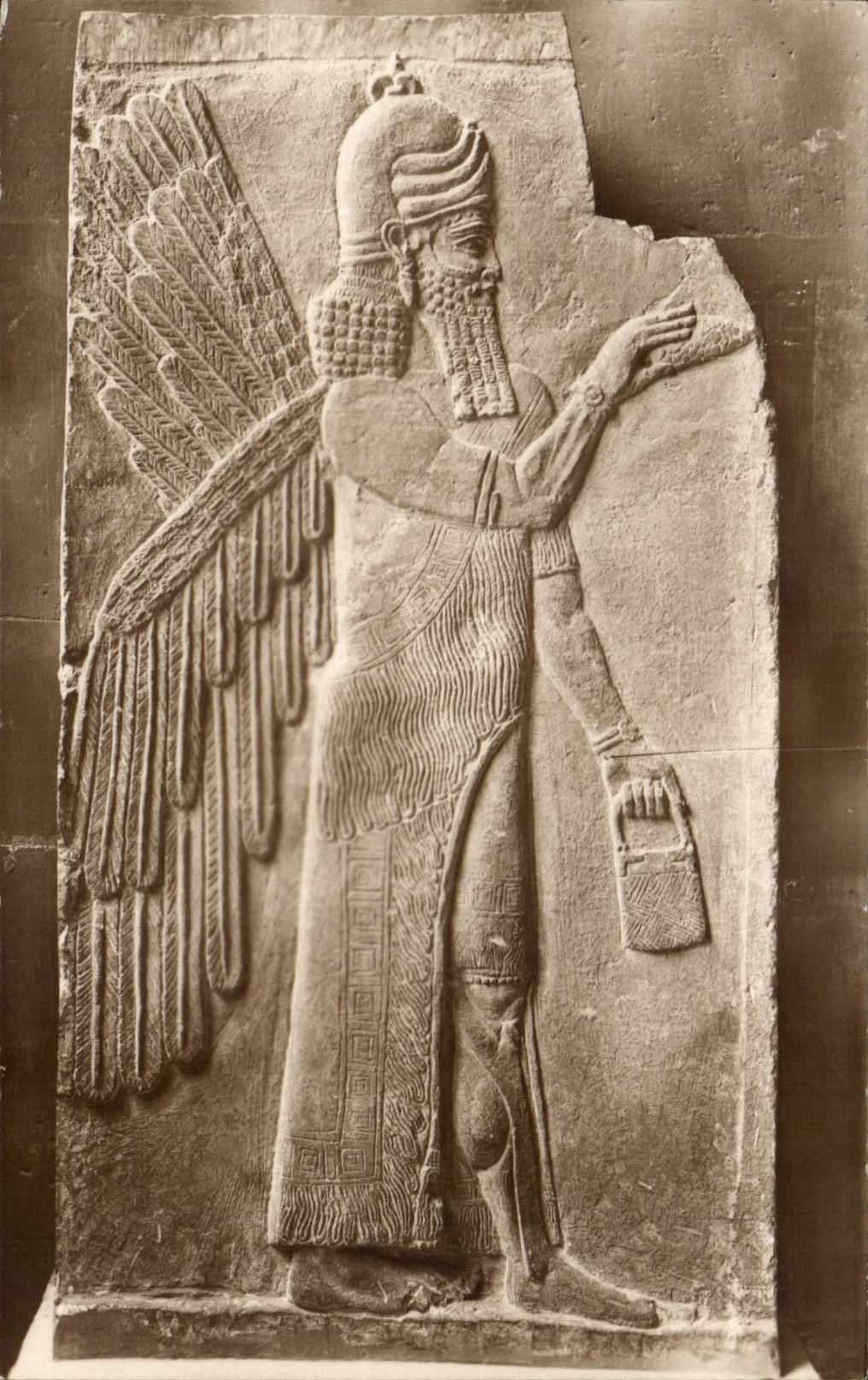 Génie dans l'attitude de l'adoration — Relief assyrien — Musée du Louvre, n°103