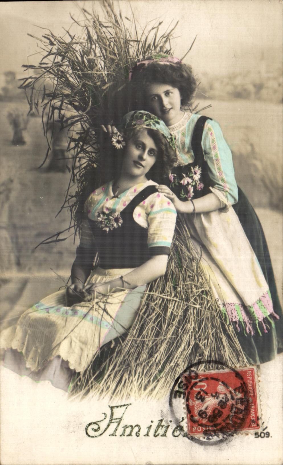 Deux jeunes femmes en costume folklorique — scène champêtre — éditeur inconnu, n° 509