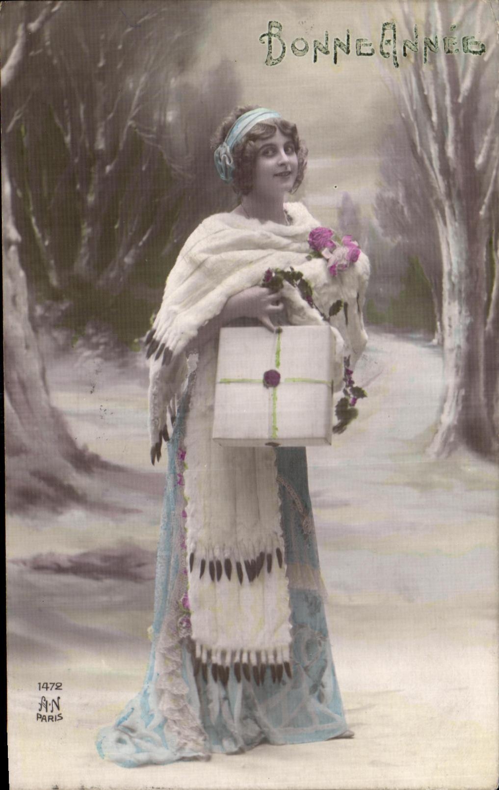 Femme en robe bleue tenant un cadeau — Bonne Année — AN Paris n°1472