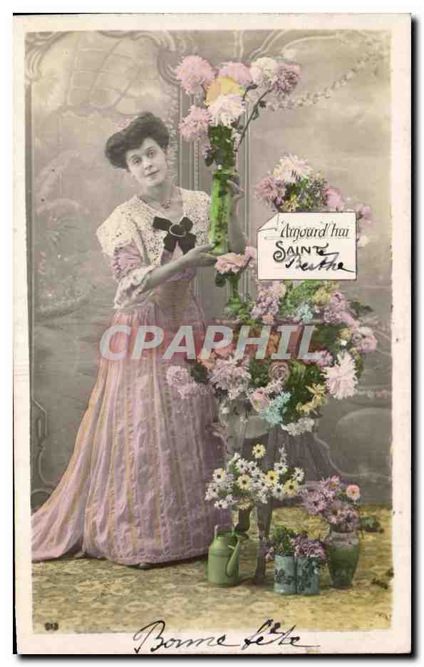 Femme en robe rose tenant un grand bouquet — Sainte-Beuve — éditeur inconnu, n° 913