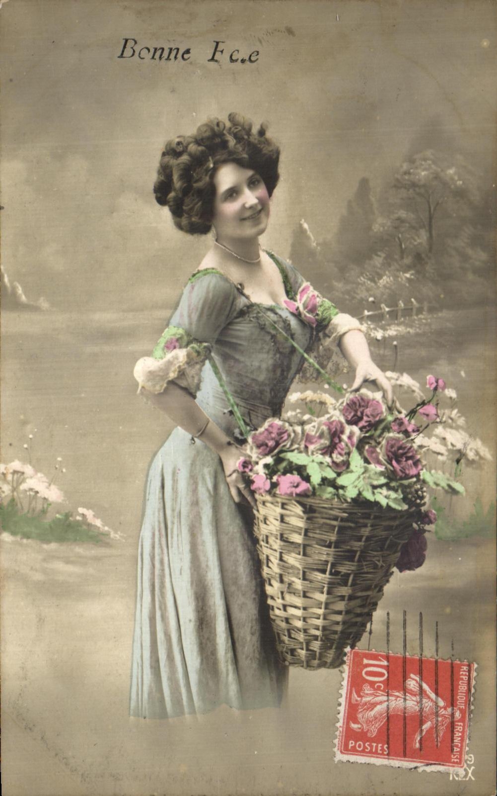 Bonne Fée — Femme en robe de style 1900 tenant un panier de roses — éditeur inconnu