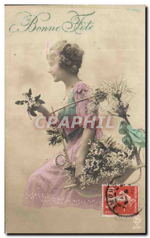 Femme en robe rose tenant des bouquets — Bonne Fête — éditeur anonyme