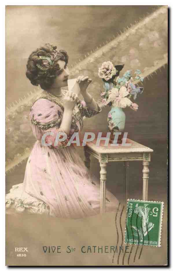Femme en robe rose tenant une carte — REX 4830 — REX