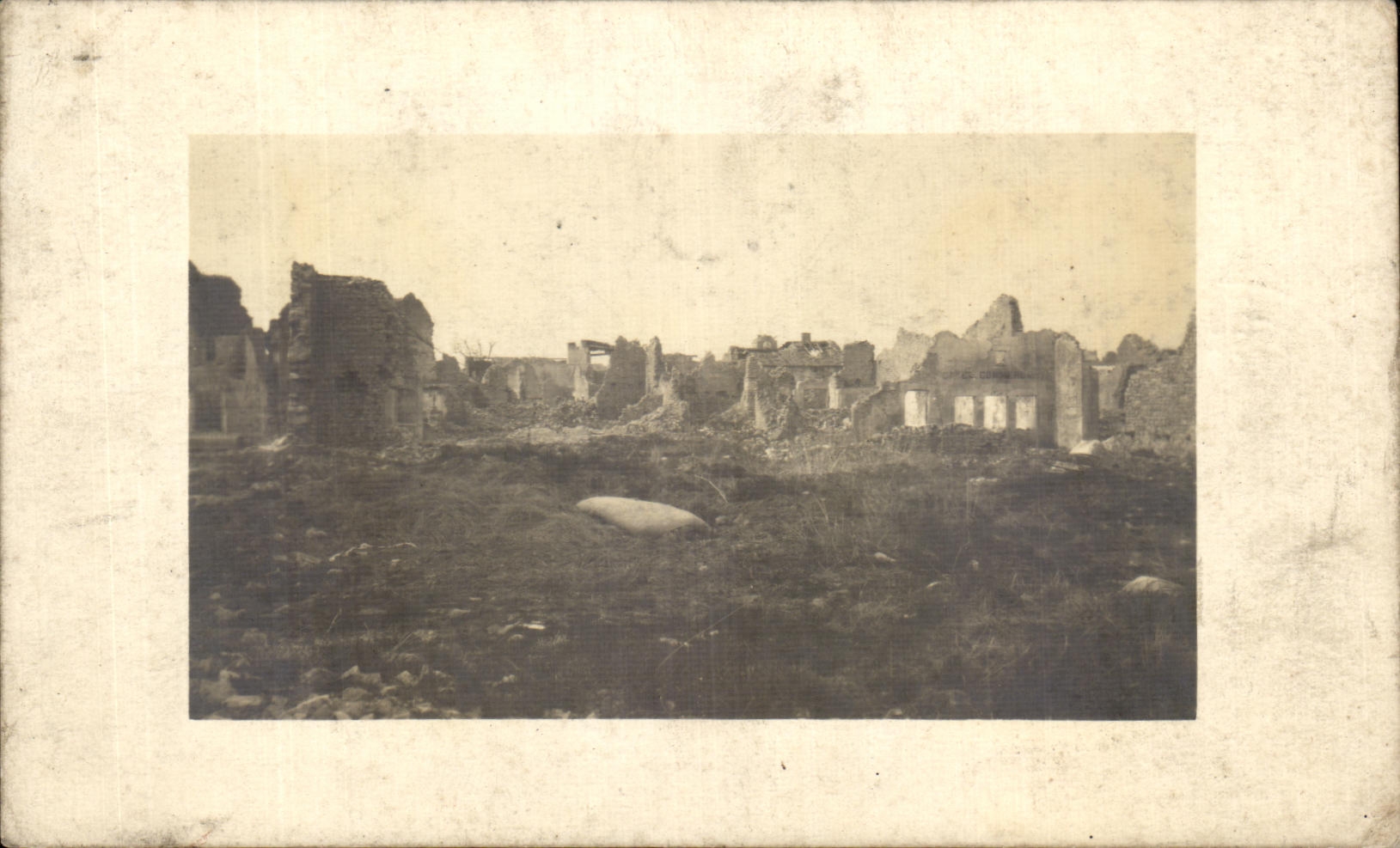 Ruines d'un village après guerre — Carte postale de la région de Here — éditeur 'Le Champ' n° 15