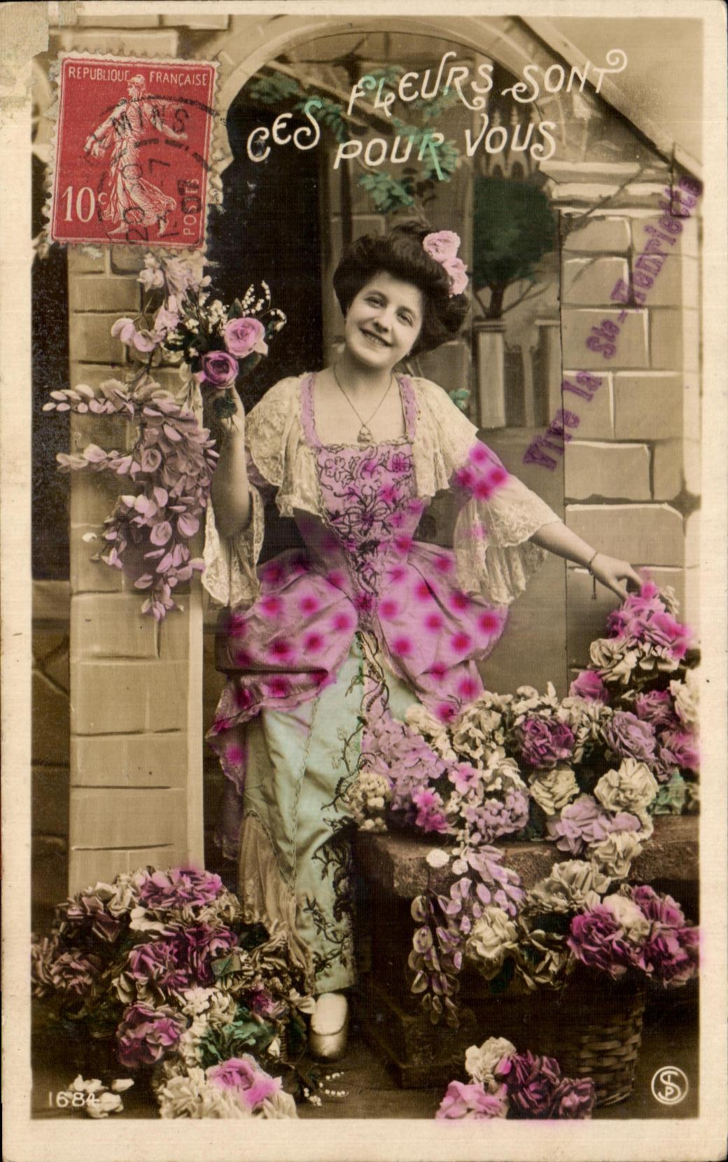 Femme avec fleurs — carte postale colorisée — éditeur S, n° 1684