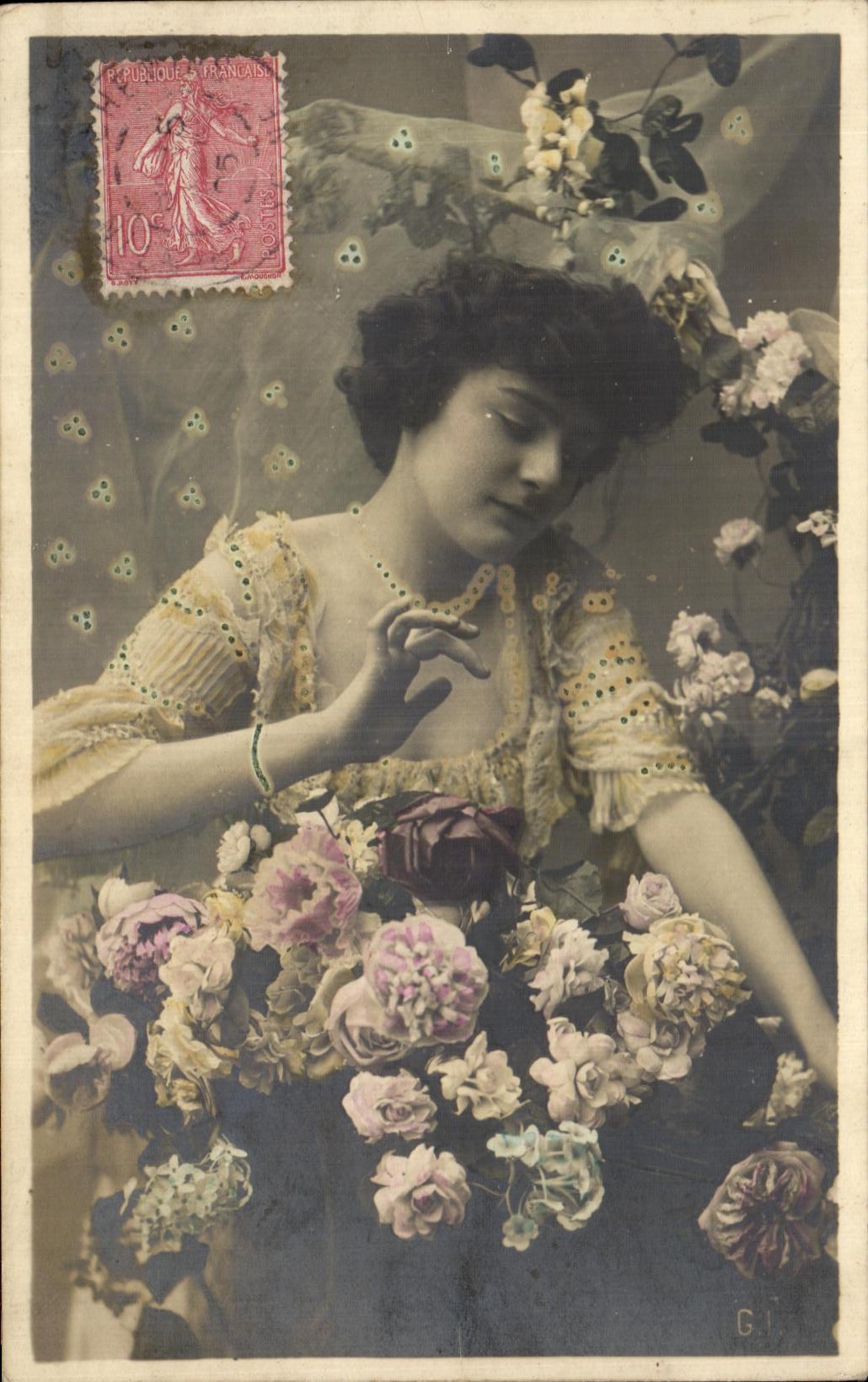 Jeune femme entourée de fleurs — Carte postale — G.I. éditeur
