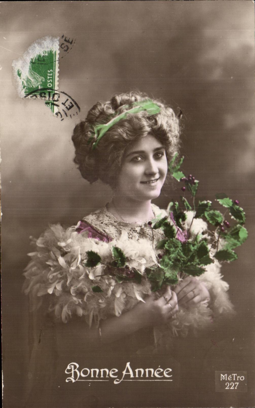 Jeune femme en robe à plumes — Bonne Année — MéTro 227