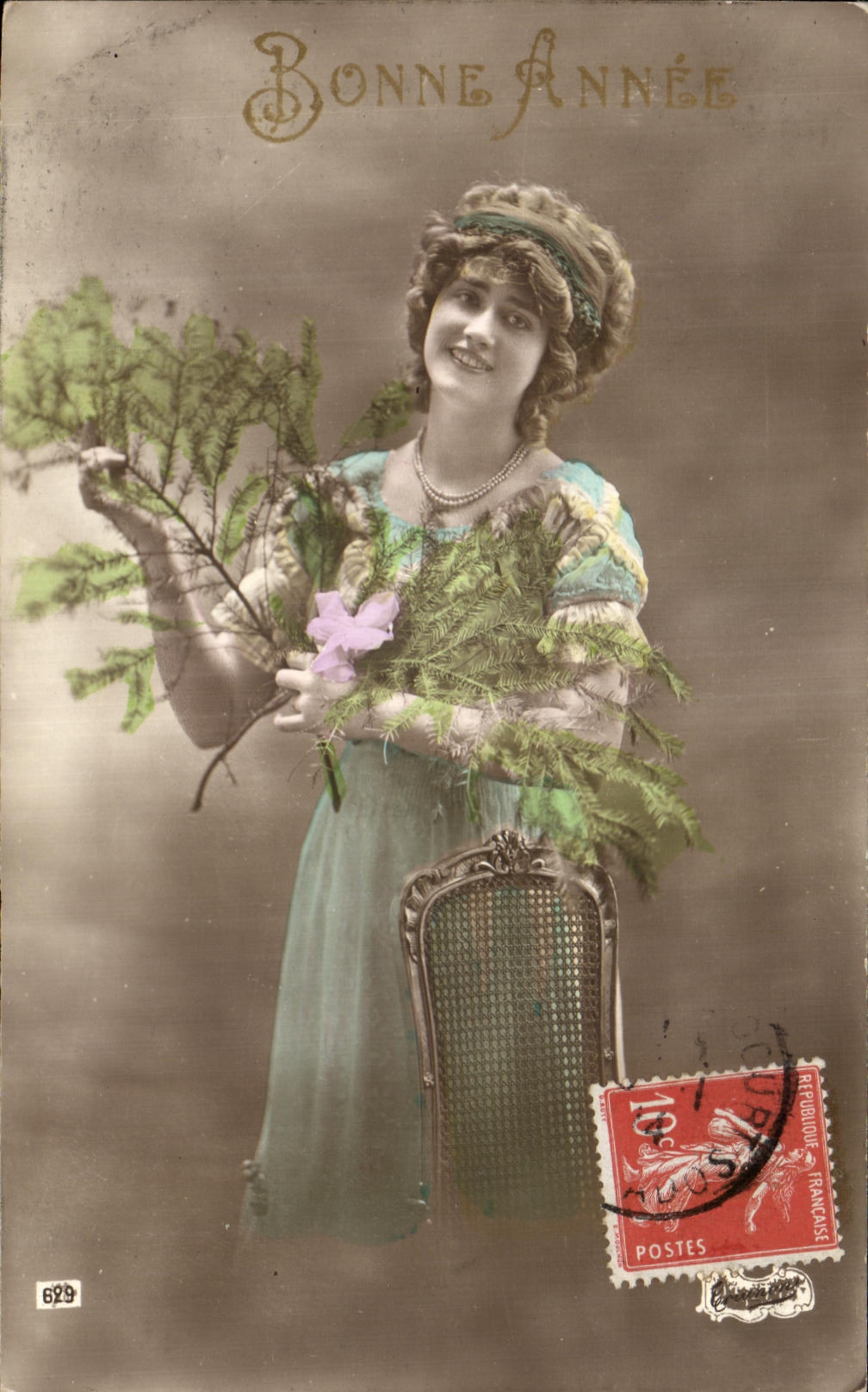 Mujer sosteniendo un ramo — Feliz Año — Editor anónimo, n° 629