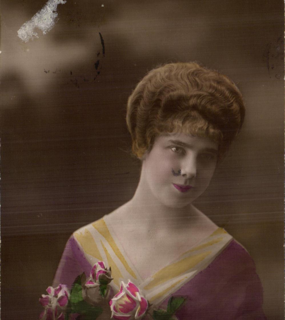 Jeune femme avec roses — carte postale colorisée — éditeur non visible