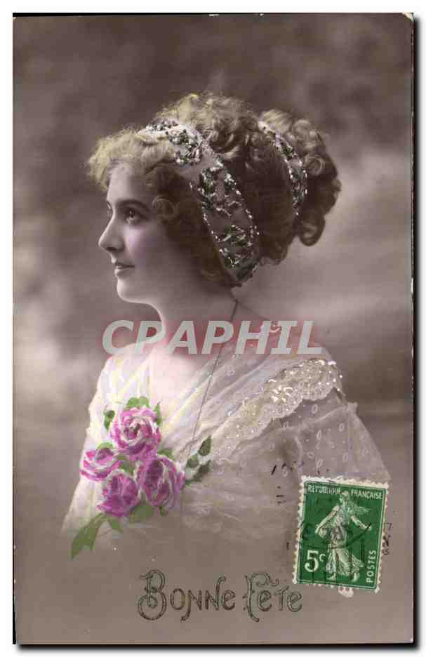 Jeune femme en robe ornée de roses — Bonne Fête — éditeur inconnu, n° de série non visible
