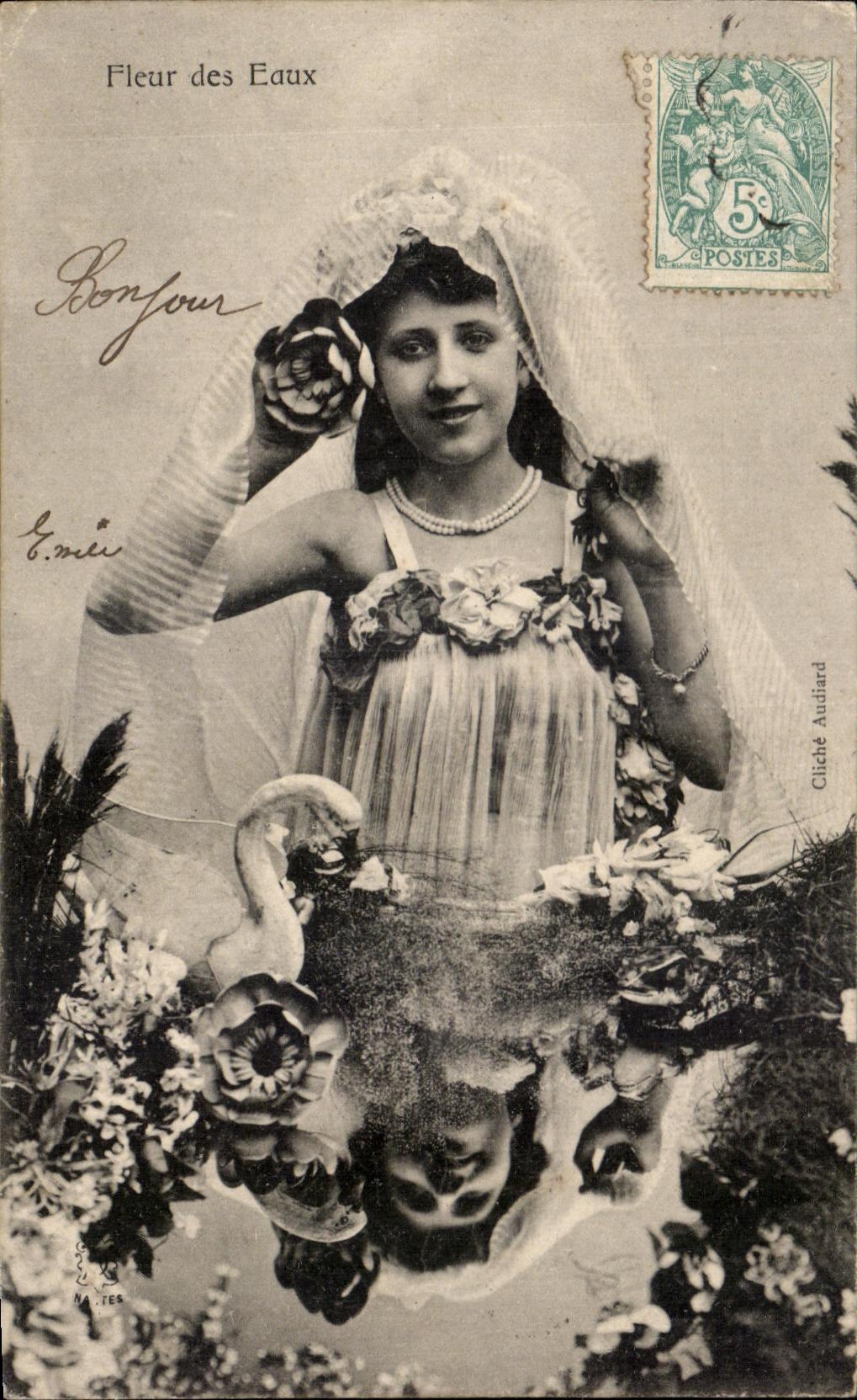 Fleur des Eaux — jeune femme en robe fleurie et voile, devant un étang avec cygnes — Cliché Audiard
