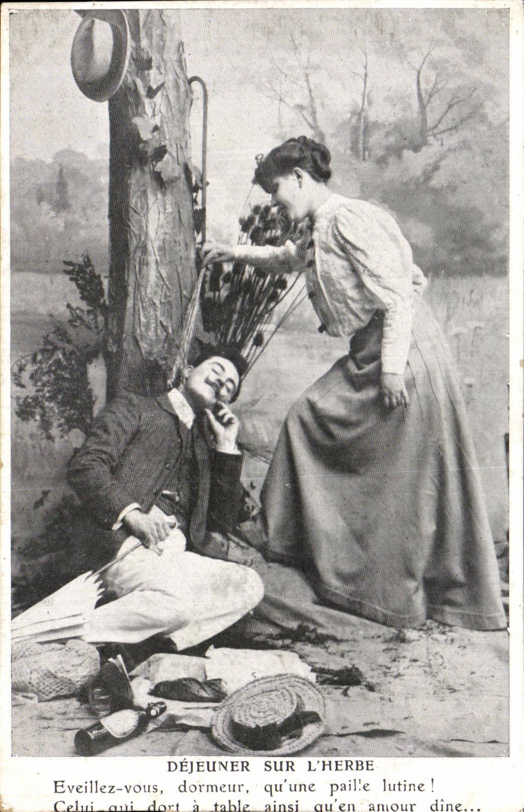 CPA Fantaisie Femme Dejeuner sur l'herbe
