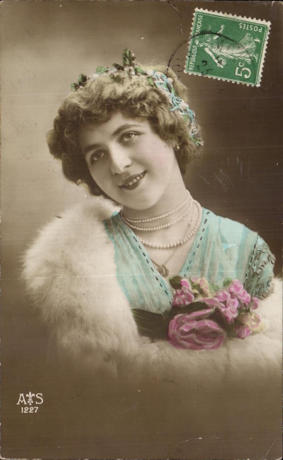 Jeune femme en robe bleue et fourrure — A&S 1227 — éditeur A&S
