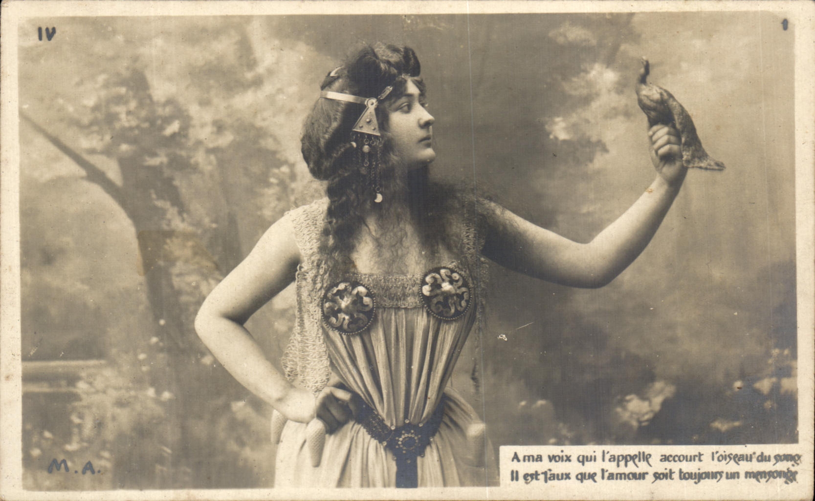 CPA Fantaisie Femme iseau