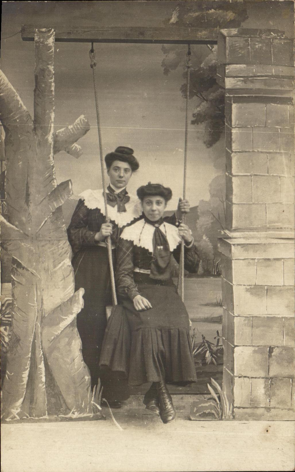 Deux femmes sur un balancier — studio photographique — Carte postale CPAHAPHIL
