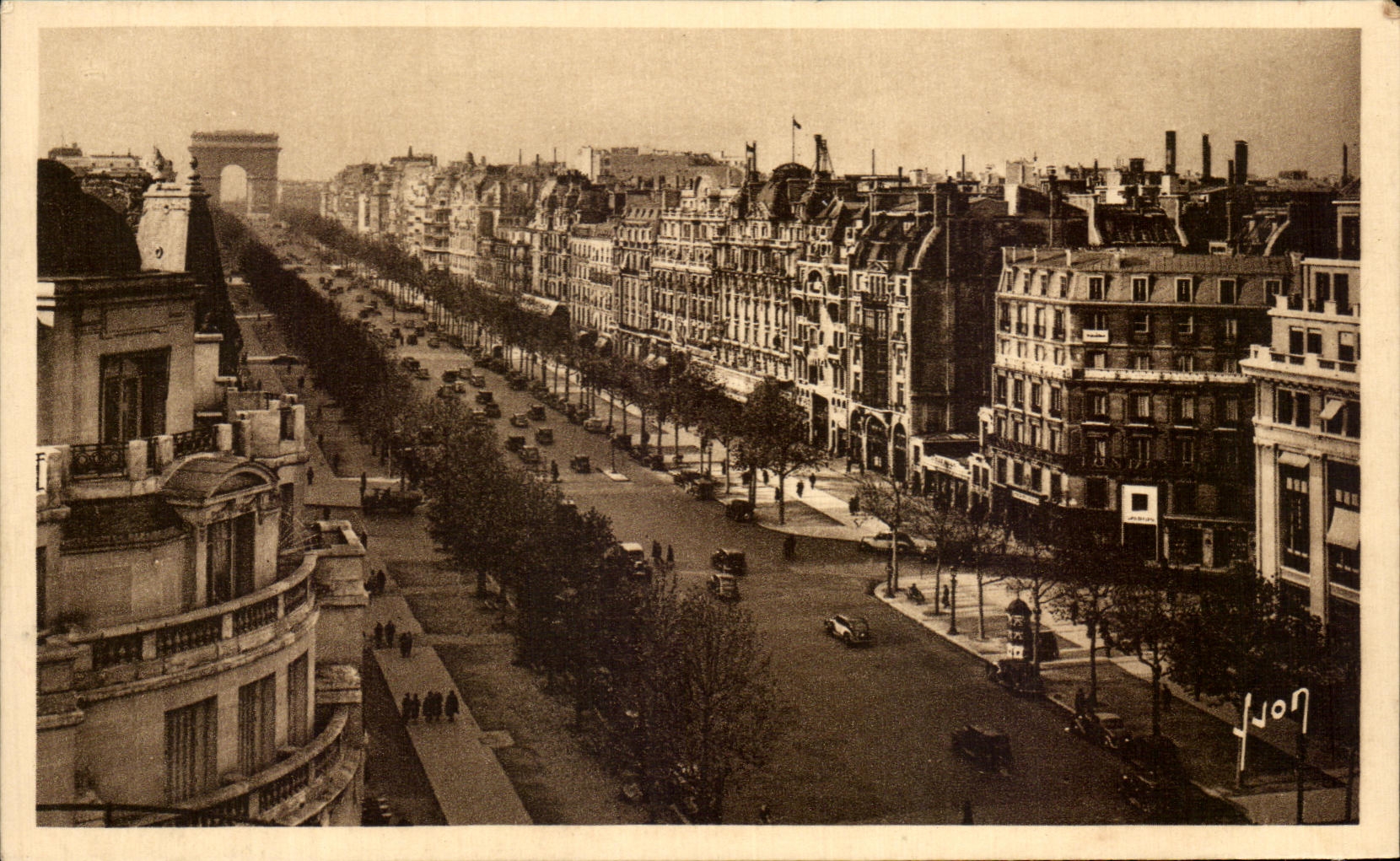 CPA Paris En Flanant Avenue Des Champs Elysees
