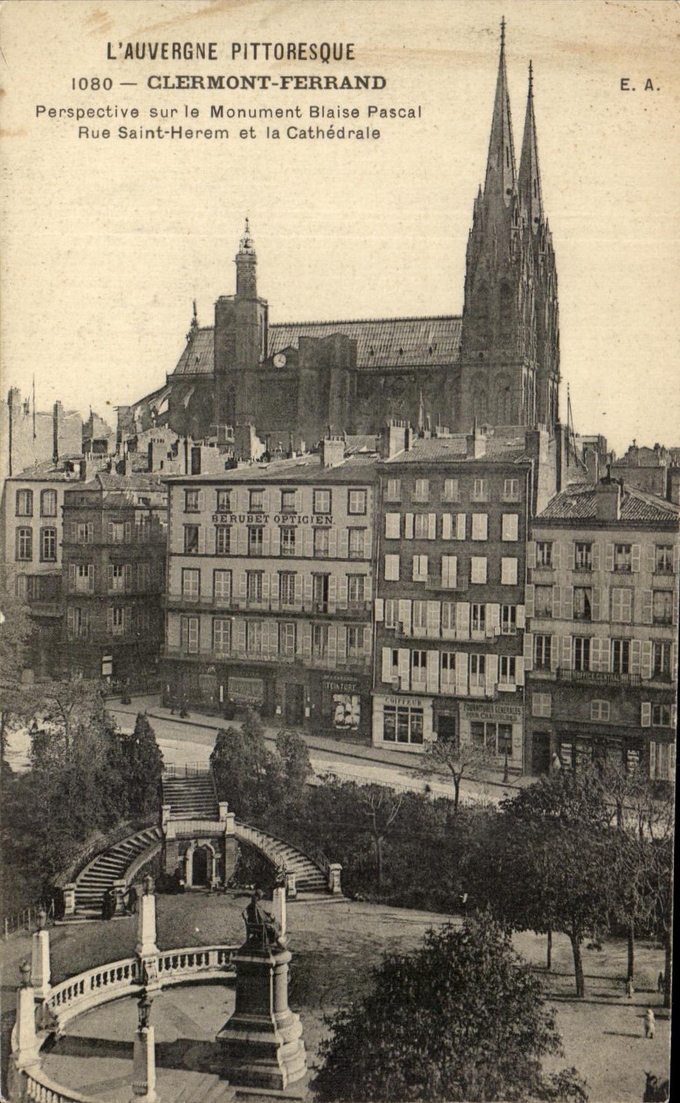 CPA L'Auvergne Pittoresque Clermont Ferrand Perspective sur le Monument Blaise Pascal Rue Saint Herem et la Cathedrale 