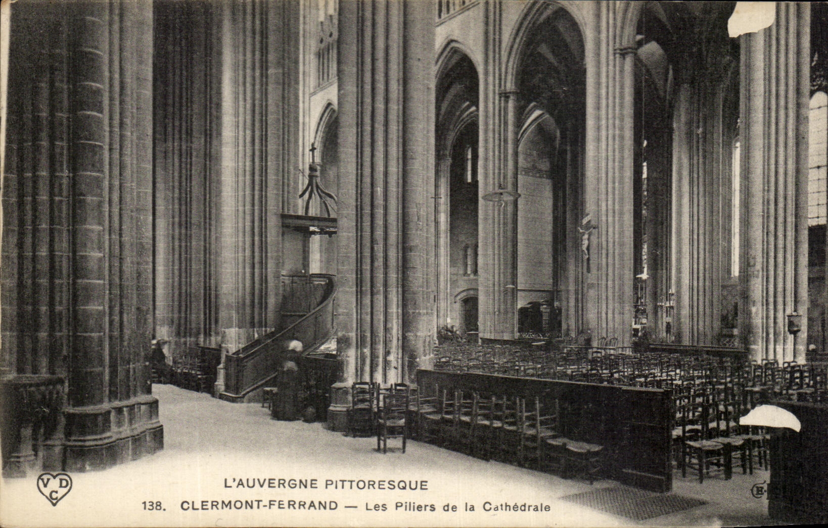 CPA L'Auvergne Pittoresque Clermont Ferrand Les Piliers de la Cathedrale