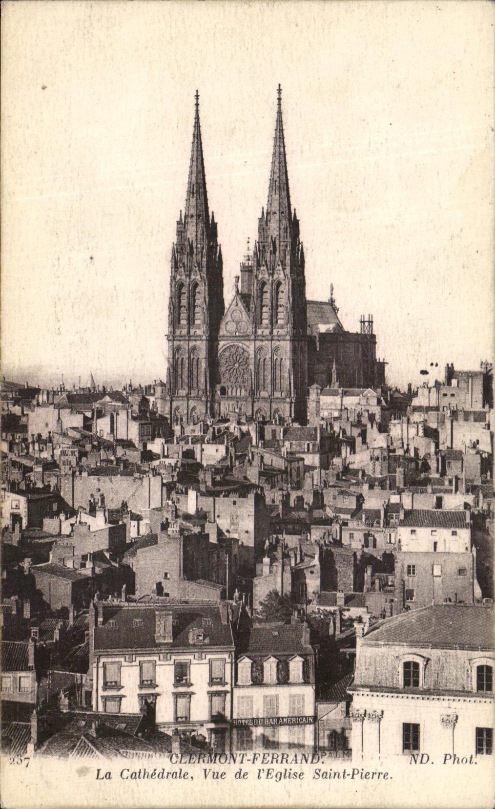 CPA Clermont Ferrand La Cathedrale Vue de l'Eglise Saint Pierre