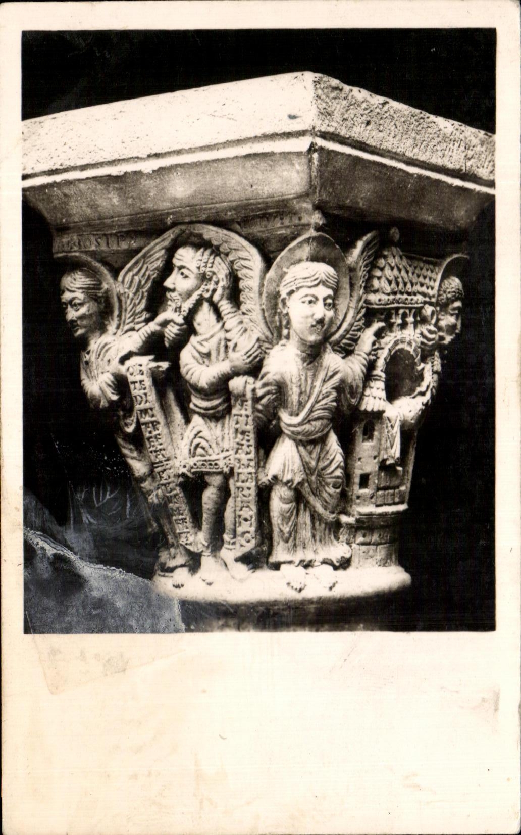Église Notre-Dame-du-Port — Chapiteau d'une colonne du chœur (fin du XIe s.) — L'Ange ordonne à saint Joseph de garder Marie près de lui